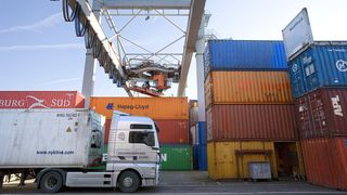 Gemäss Bak Basel werden die Warenexporte 2013 wieder zunehmen. (Bild:PHOTOPRESS/Martin Ruetschi)