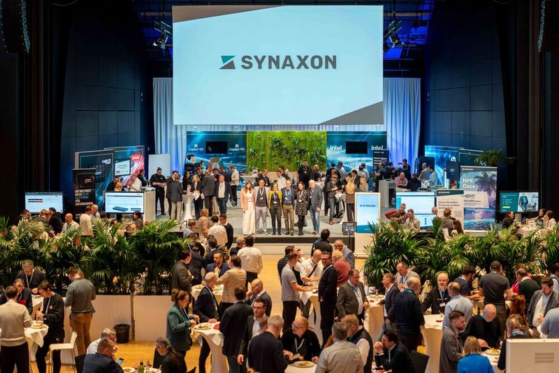 Gruppenfoto vom Team der SYNAXON mit den anwesenden Pressevertretern (Bild: Valentin DIehl)