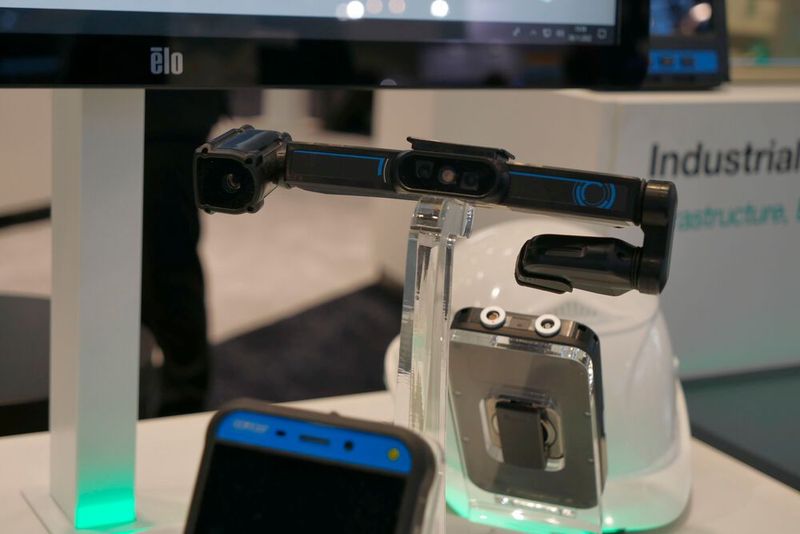 Eine smarte Ergänzung für explosionsgefährdete Bereiche wurde am Stand von Pepperl+Fuchs versprochen. Die Smart Glasses wiegen nur 160 Gramm und können an einem Helm befestigt werden. Durch die zentrale Kamera kann ein zugeschalteter Techniker genau die Sicht des Mitarbeiters vor Ort einnehmen und ihn so unterstützen.  (Bild: Sandro Kipar/VCG)