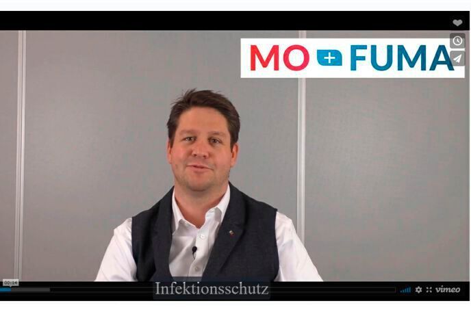 Thomas Küch, Spezialist für Arbeitssicherheit bei Mofuma, tritt in den Schulungsvideos persönlich vor die Kamera. (Mofuma)