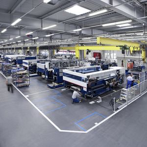 Montage von 2-D-Laserschneidmaschinen im Werk von Trumpf in Grüsch (Schweiz)