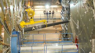 Der T-Igel von Teufelberger ist eine patentierte Möglichkeit zur sicheren Anbindung von Compositestrukturen an andere Bauteilkomponenten. Jetzt sorgt er auch im Atlas-Detektor am Forschungszentrum CERN für den sicheren Sitz einer 5 Meter langen Hybridstukur aus CFK und Stahl, die das Herz des Detektors bildet. (Bild: CERN)