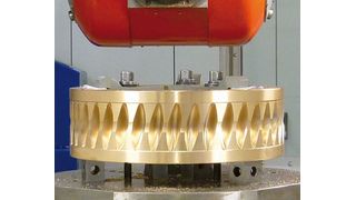 Bronze-Schneckenrad eines Zylinderschneckengetriebes (C) auf einer Universal-Fräsmaschine. (Bild: DEPO)