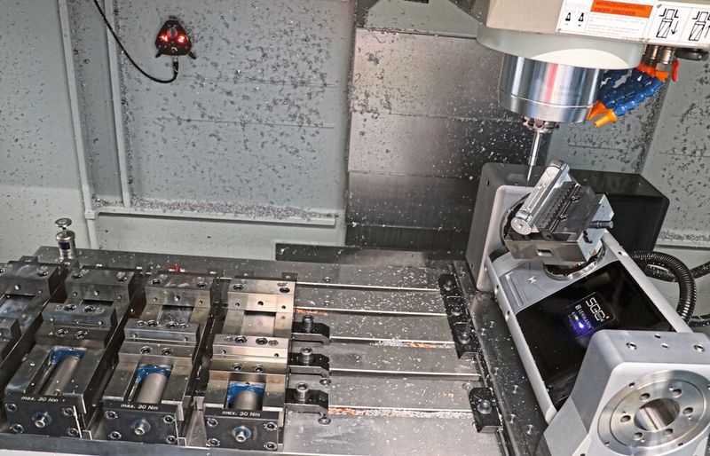 Neben dem pL-Drehtisch haben noch vier Schraubstöcke für dreiachsige Bearbeitungen Platz. (Bild: pL Lehmann)