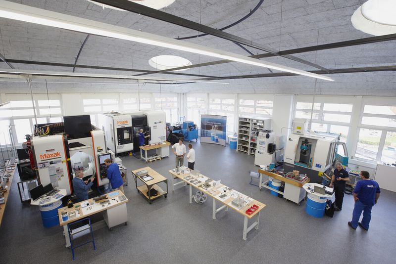 Zwei 5-Achsen-Bearbeitungscenter, ein Dreh- und Fräscenter, eine 5-Achsen-Werkzeugschleifmaschine sowie zwei neue CAD/CAM-Arbeitsplätze stehen im Technologiezenter von Blaser Swisslube zum Testen des optimalen Kühlschmierstoffes zur Verfügung. (Bild: Blaser)