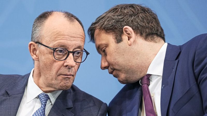 Bundeskanzler Friedrich Merz (links, CDU) und Lars Klingbeil (SPD), Bundesminister der Finanzen, auf der Pressekonferenz der Koalitionsspitzen zu den Ergebnissen des Koalitionsausschusses.(Bild:  picture alliance/dpa)
