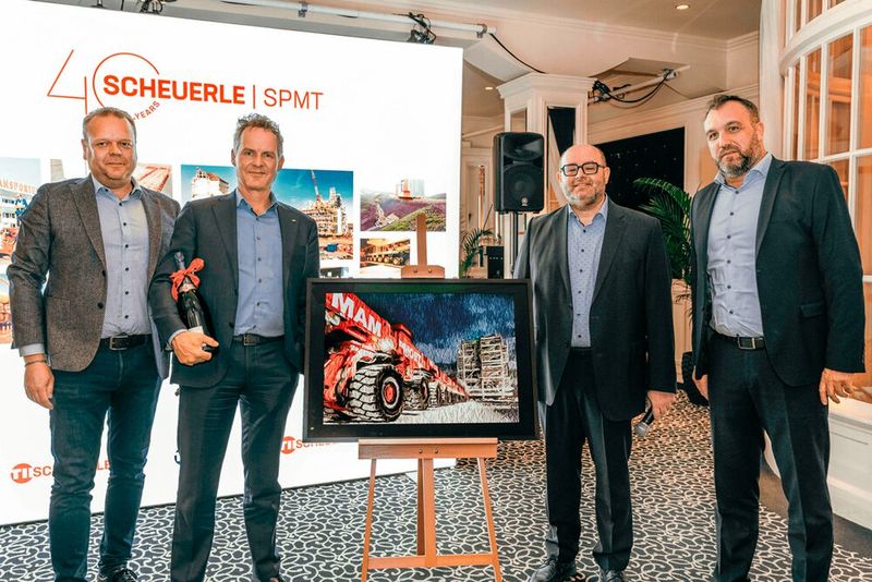 Ein Geschenk für den ersten SPMT-Kunden Mamoet. Von links: Markus Pflederer (Area Manager Sales, TII Scheuerle), Jan Kleijn (COO Mammoet), Filippo Baldassari (Managing Director TII Scheuerle) und Thomas Ziegler (Leiter Vertrieb TII Scheuerle). (Bild: TII Scheuerle)