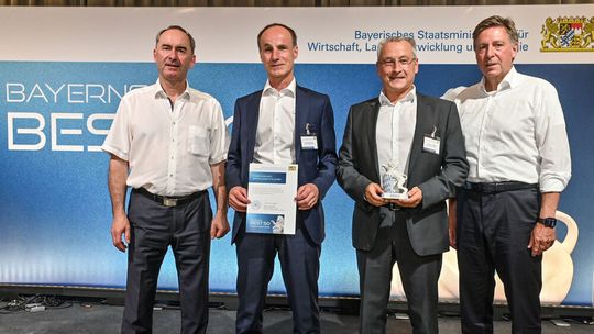 Bayerns Wirtschaftsminister Hubert Aiwanger (l.) und Juror Prof. Dr. Thomas Edenhofer (r.) bei der Preisverleihung an Frank Klinkhammer (2.v.l.) und Hagen Schumann, Geschäftsführer der Klinkhammer Intralogistics GmbH.(Bild:  Fotostudio SX Heuser)
