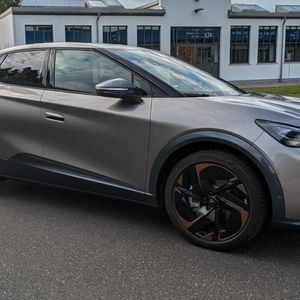 1. Das Design: Das vollelektrische SUV-Coupé wurde in Spanien designt und lehnt sich mit seinen Kanten und dem dynamischen Sickenverlauf optisch stark an die Designstudie aus dem Jahr 2019 an. Ins Auge stechen neben der Linienführung vor allem der Kühlergrill mit seinen auffälligen, funktionalen Lufteinlässen sowie die 21 Zoll großen Leichtmetallfelgen mit kupferfarbenen Elementen.(Bild:  Mauritz – VCG)