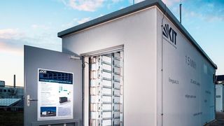 Besonders sicher und effizient: Der neue Lithium-Ionen-Batteriespeicher im Energy Lab 2.0 eignet sich als Quartiersspeicher zur lokalen Netzstabilisierung. (Amadeus Bramsiepe, KIT)