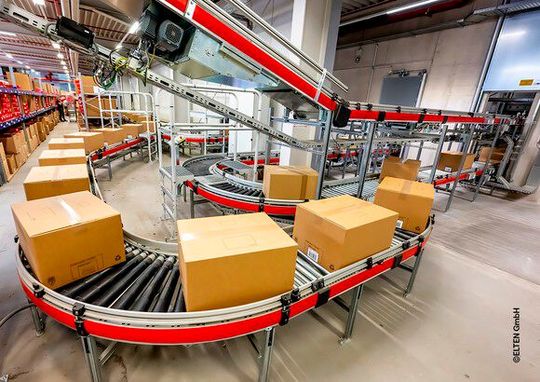 Der Berufs- und Sicherheitsschuhhersteller Elten erweitert und modernisiert sein Zentrallager in Uedem. Fortna-Experten haben den Job übernommen. Dazu gehört etwa die automatische, störungsfreie Anbindung des im April installierten AKL an den Wareneingang im laufenden Betrieb.(Bild:  Elten)