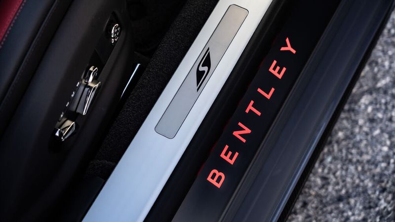 Für den letzten Feinschliff sorgen unter anderem beleuchtete Bentley-Einstiegsleuchten. (Bild: Autoren-Union Mobilität / Bentley)