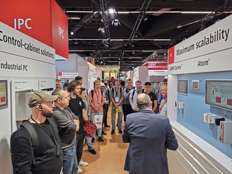 Jedes Jahr können bis zu fünf Hauptsponsoren aufgenommen werden, deren Stand auf der SPS von den Auszubildenden und Studierenden zu einem bestimmten Termin verpflichtend besucht wird. (Bild: Emmesys)