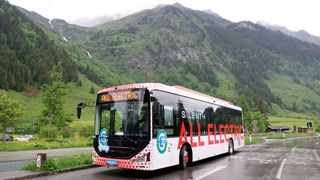 Erklimmt erfolgreich den Großglockner: ein rein elektrisch angetriebener Niederflurbus.  (grossglockner.at / Franz Neumayr)