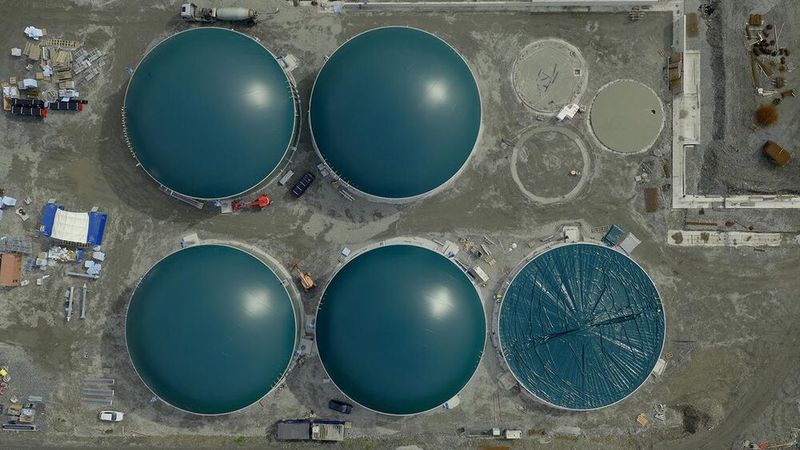 Das 50-Millionen Euro-Projekt umfasst vier Fermenter und einen Nachgärer aus Edelstahl mit jeweils 4.900 Kubikmeter Volumen. Darin kommen hauptsächlich Produktionsrückstände und Nebenprodukte aus der irischen Bier- und Whiskeyindustrie zur Vergärung. (Bild: Weltec Biopower GmbH)