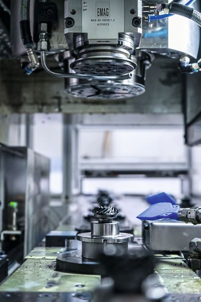 Bevel gears on workpiece carriers in the rotary indexing conveyor of the VSC 400 DDS - the pick-up spindle removes the workpiece precisely and reproducibly for hard machining at EWS. (Image:Emag)