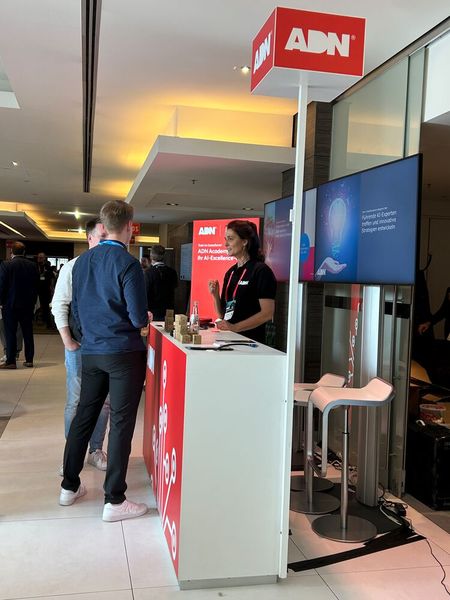 ADN war mit einem eigenen Stand vertreten und beriet interessierte Partner.  (Bild: Vogel IT-Medien)