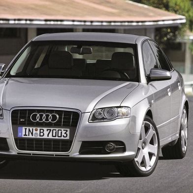 Auch älteren Fahrzeugen kann Rückruf wegen eines Airbag-Austauschs drohen – wie der Baureihe B8 des Audi A4. (Bild: Audi AG)