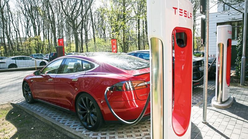 Tesla lieferte im vergangenen Vierteljahr knapp 344.000 E-Autos aus. Tesla lieferte im vergangenen Vierteljahr knapp 344.000 E-Autos aus.
