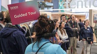 Bei einem geführten Messerundgang können die Fachbesucherinnen und Fachbesucher in ihrer jeweiligen Landessprache die wichtigsten Informationen zu vorab ausgewählten Ausstellern und Institutionen erhalten. (Bild: © Messe Berlin GmbH)