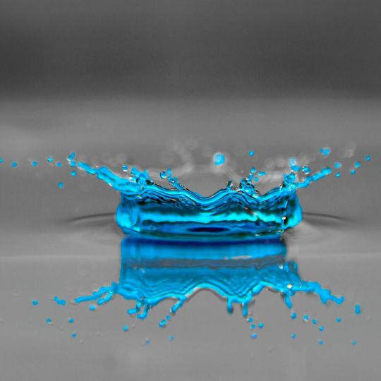 Die Erzeugung von grünem Wasserstoff erfolgt im Rahmen der Wasserspaltung in Wasserstoff und Sauerstoff durch Elektrolyse. Die Erzeugung von grünem Wasserstoff erfolgt im Rahmen der Wasserspaltung in Wasserstoff und Sauerstoff durch Elektrolyse.