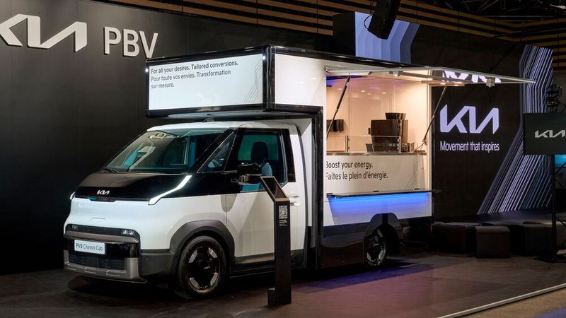 Unter anderem kann der PV5 ein zur Küche umgebauten Kasten huckepack nehmen. (Bild: Kia)