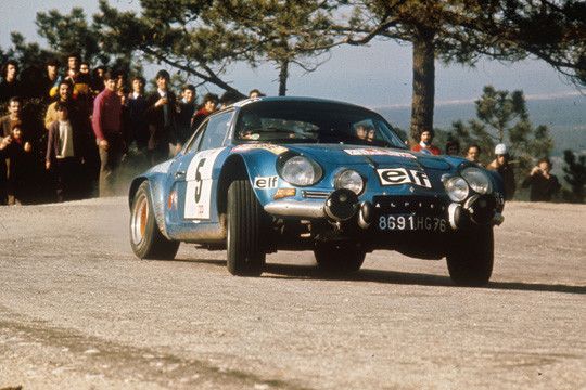 Doch auch enge und verwinkelte Strecken schmeckten der Alpine als Rallye-Ass. (Foto: Renault)