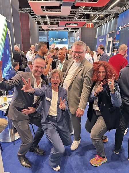 Das Infinigate-Team: (v. l.) André Stark, Anja Marohn und Udo Schillings und Besa  (Bild: Vogel IT-Medien)