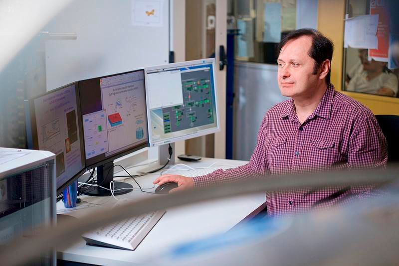 Vladimir Strocov vor den Ergebnissen seiner Messungen.  (Bild: Paul Scherrer Institut/Markus Fischer)