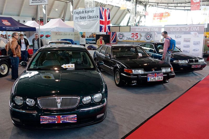 Die Evolution der großen Rover-Modelle ließ sich auf dem Stand der Rover-Freunde besichtigen.  (Bild: Rosenow/»kfz-betrieb«)