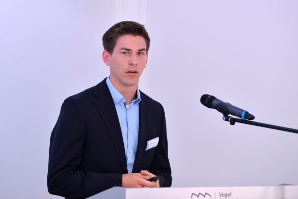 Friedrich Proes vom LZN Laser Zentrum Nord spricht über den Stand der Technik beim 3-D-Druck in der Elektronikfertigung. (Bild: Johannes Untch/Vogel Business Media)