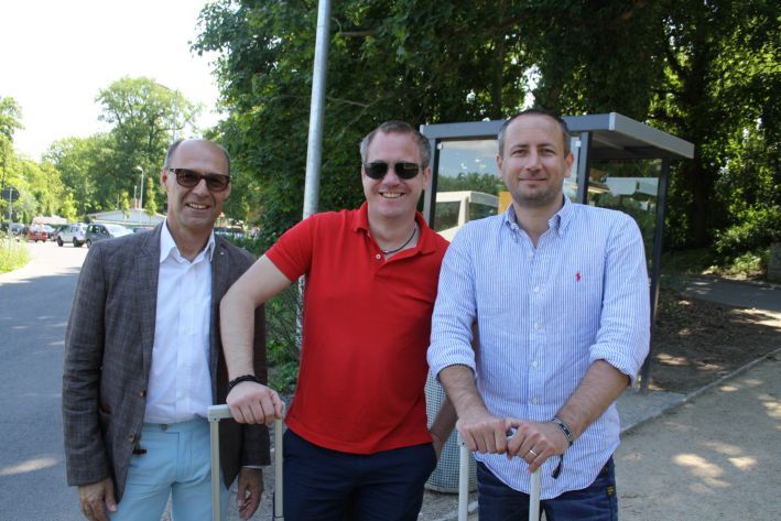 Startklar für die Abreise: Franjo Vukoja und Johannes Haseneder (beide Allnet) mit Klaus-Peter Meyer (Aastra; v.r.). (Aastra Deutschland)