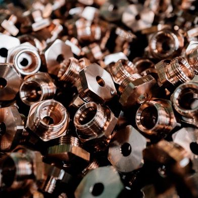 Drehteile sind unverzichtbare Komponenten für zahlreiche Industriezweige – vom Maschinenbau über die Automobilindustrie bis zur Medizintechnik. (Bild: Verband der Deutschen Drehteile-Industrie)