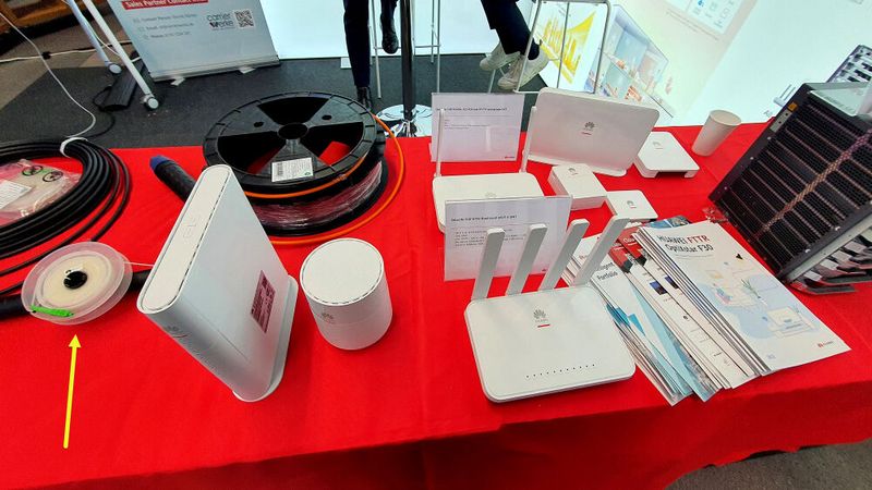 Huawei hat auf der ConnectedGermany Ende 2023 eine sehr dünne und selbstklebende Glasfaser gezeigt. Gelber Pfeil. Hausbesitzer und Mieter können sie auch selbst in Ecken und Ritzen verlegen, danach mit normaler Wandfarbe überstreichen. (Bild: Harald Karcher)