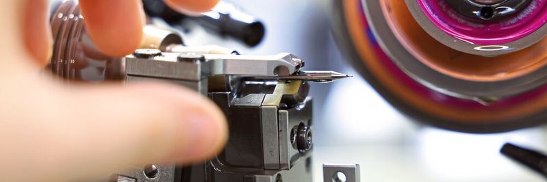 Schleifprozesse für Mikro-Fräswerkzeuge mit Durchmesser kleiner als 1 mm sind extrem anspruchsvoll, es muss auf 0,1 µm korrigiert werden. Schleifprozesse für Mikro-Fräswerkzeuge mit Durchmesser kleiner als 1 mm sind extrem anspruchsvoll, es muss auf 0,1 µm korrigiert werden.