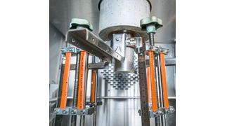 Bei der Bewitterungsprüfung wird die Alterungsbeständigkeit bei Sonneneinstrahlung (UV) sowie bei Einfluss von Ozon und Klima getestet. Dazu werden die Leitungen im Testgerät Trocken- und Beregnungsphasen, erhöhter Temperatur sowie einer Ozonkonzentration bis 1000 ppm (0,1 %) ausgesetzt. (Wolfram Scheible)