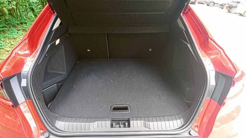 Der Kofferraum bietet ausreichend Platz... (Sven Prawitz/Automobil Industrie)