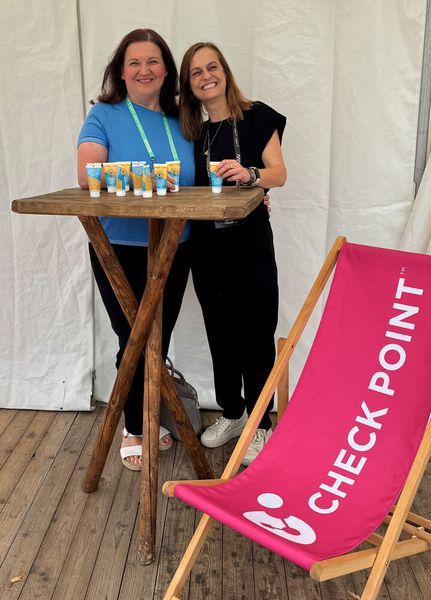 Lilli Kos (l., IT-BUSINESS) und Doris Nohl (Arrow ECS) sind bestens gelaunt und gut gewappnet für das Arrow Forum. (Bild: Vogel IT-Medien GmbH)