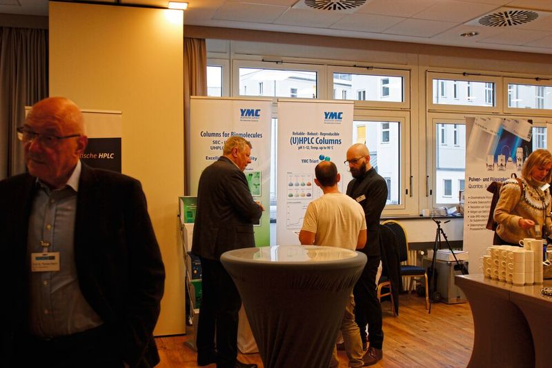 YMC präsentiert seine Säulenexpertise auf dem Praxistag. (Bild: LABORPRAXIS/Dietz)