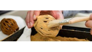 Hier wird ein additiv gefertigtes Bauteil aus Aprikosenkernmehl hergestellt. (Bild: Technische Universität Bergakademie Freiberg)