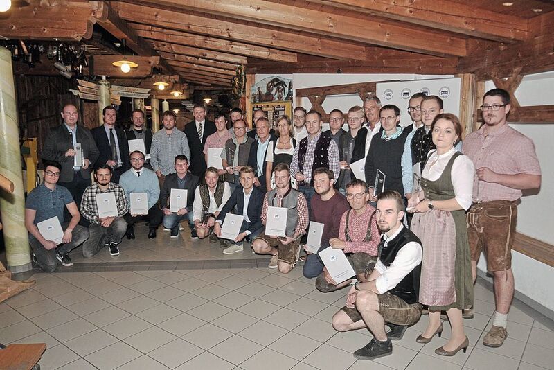 Gut gemacht! Die Kfz-Innung Niederbayern hat zahlreiche Mitgliedsbetriebe für gute Leistungen in der Ausbildung ausgezeichnet. (Zietz/»kfz-betrieb«)