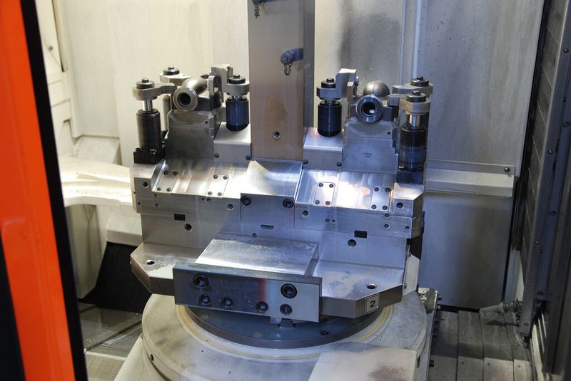 Für die Fertigung der Pumpengehäuse wurde eine drehbare und hydraulisch betätigte Zweifach-Spannvorrichtung gebaut. (Bild: Röhm)