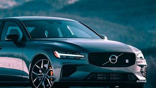 Eine Studie offenbart, dass die Bundesregierung ihre geplanten Ziele für Neuzulassungen von Elektrofahrzeugen höchstens zur Hälfte erreicht. Parallel könnte eine Welle von E-Fahrzeugen aus China auf uns zurollen, wie etwa der Volvo Polestar. Lesen Sie, warum das passiert. (Bild: Volvo)