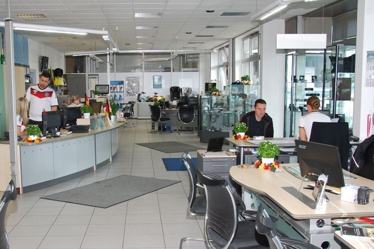 Hell und freundlich ist das Kundenzentrum des Autohauses. (Rubbel)
