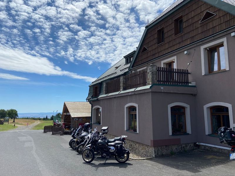 Mittagspause mit strahlendem Sonnenschein und herrlicher Sicht in Boleboř. (Bild: Vogel IT-Medien GmbH)