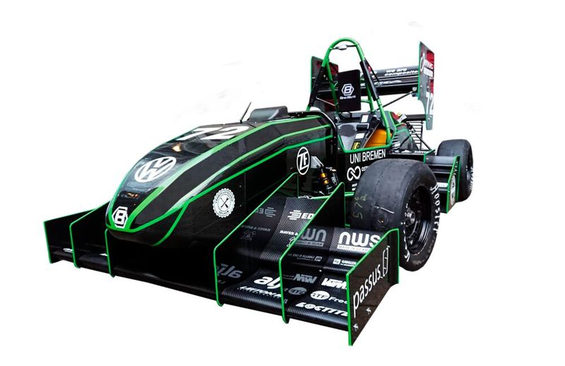 Der Bolide ist über die Contact Elements Plattform vernetzt. Auf einem Monitor war seine Produktstruktur im PLM zu sehen, während das IoT-Dashboard auf dem zweiten die Analyse der Betriebsdaten visualisiert.   (Bild: Bremergy)