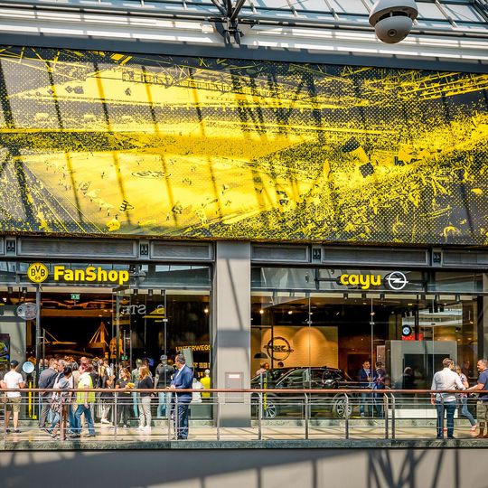 Die neue City-Store-Front in Opel- bzw. BVB-Farben in Oberhausen.(Bild:  Opel)