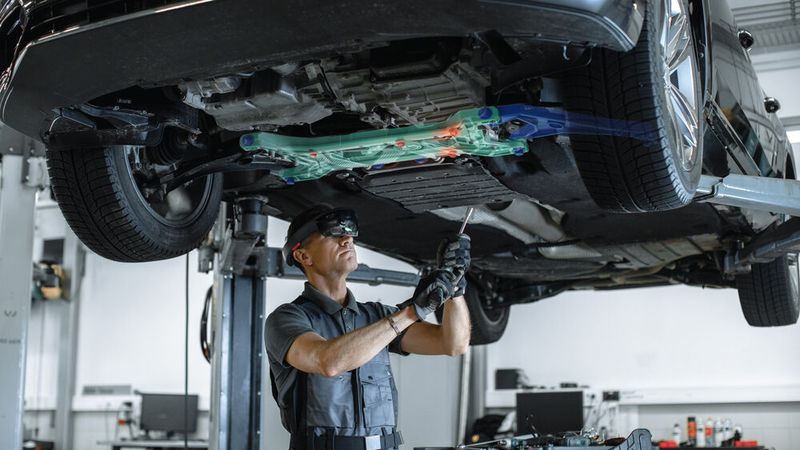 Designmethoden, die Augmented Reality einbeziehen, ermöglichen es Designern, sich mit einem maßstabsgetreuen Modell eines Produkts, dem sogenannten digitalen Zwilling (Digital Twins), zu verbinden. (Bild: PTC)