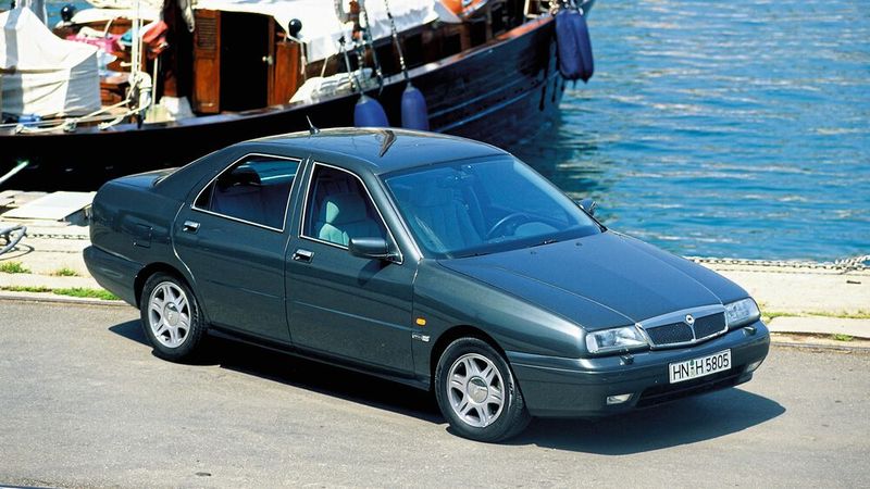Den Kappa fertigte Lancia von Sommer 1994 bis Mitte 2000. Es gab ihn als viertürige Stufenhecklimousine, fünftürigen Kombi und zweitüriges Coupé. Es trägt den Namen eines historischen Modells, das von 1919 bis 1922 gebaut wurde. Als Antrieb diente wahlweise ein Zweiliter-Turbo-Vierzylinder mit 151 kW (205 PS), ein Zweiliter-Fünfzylinder mit 107 kW (145 PS), ein 2,4-Liter-Fünfzylinder mit 129 kW (175 PS), ein Dreiliter-V6 mit 150 kW (204 PS) oder ein 2,4-Liter-Turbodiesel mit 91 kW (124 PS). Die Zweiliter-Version gab es wahlweise mit kurzer oder langer Getriebeübersetzung. 117.216 Einheiten wurden produziert, wovon 104.752 Exemplare auf die Limousine, 9.193 auf den Station Wagon und 3.271 auf das Coupé entfielen. (Bild: Hersteller)