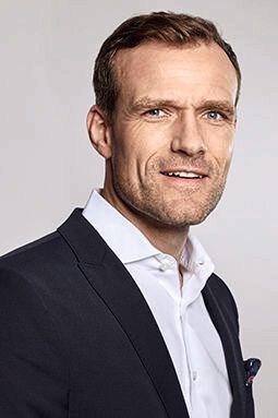 Das Präsidium des Verbandes der Automobilindustrie hat Martin Koers zum neuen Geschäftsführer berufen. Der 47-Jährige folgt auf Klaus Bräunig, der mit Erreichen der Altersgrenze zum Ende des Monats Januar 2019 in den Ruhestand tritt. Koers tritt somit sein Amt zum 1. Februar 2019 an. (VDA)